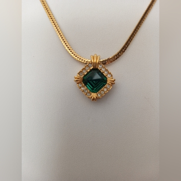 Avon 18" Emerald Green Pendant w Rhinestones Vintage Gold Tone Herringbone Chain - Picture 2 of 5